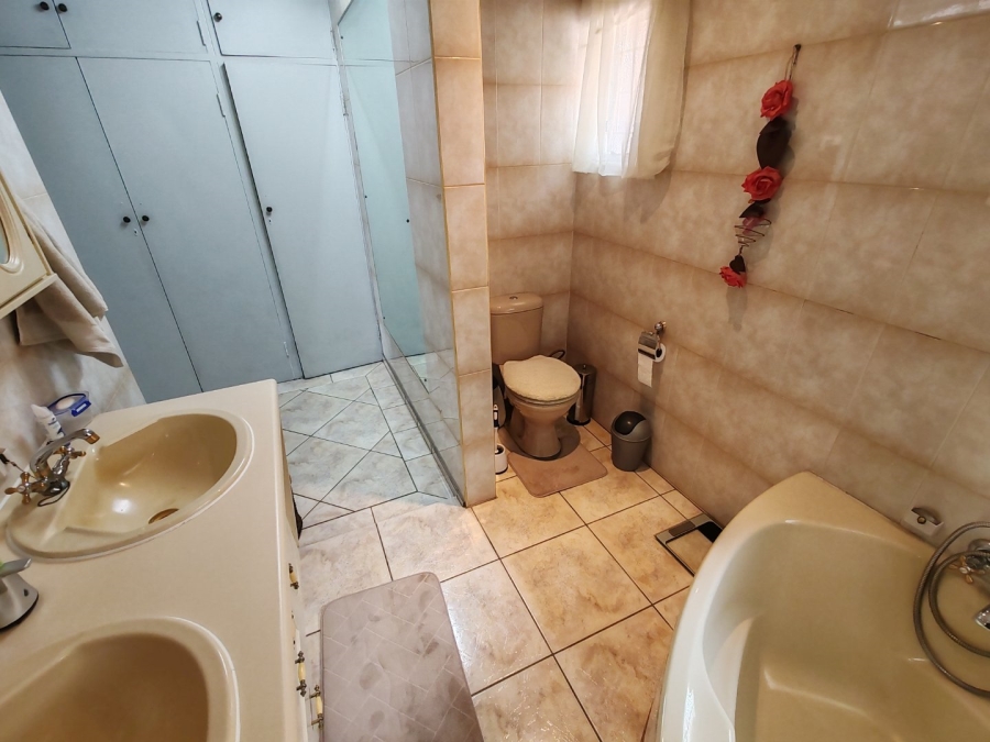 4 Bedroom Property for Sale in Magalieskruin Gauteng
