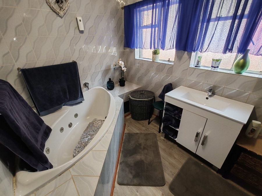 4 Bedroom Property for Sale in Magalieskruin Gauteng