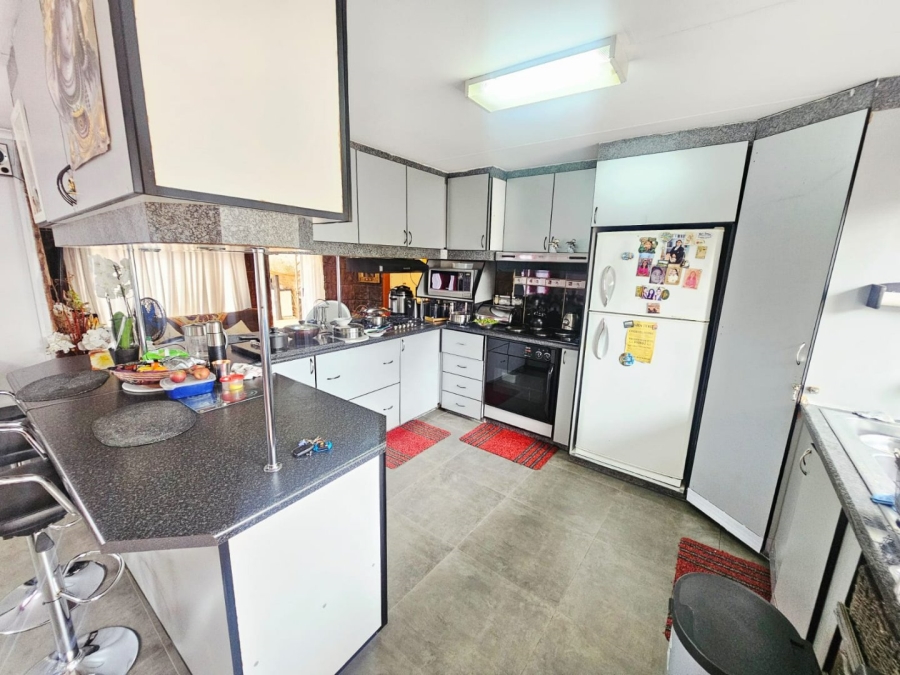 4 Bedroom Property for Sale in Heuweloord Gauteng