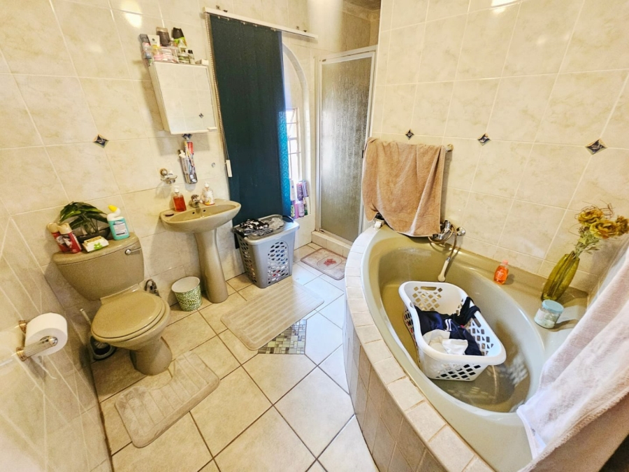 4 Bedroom Property for Sale in Heuweloord Gauteng