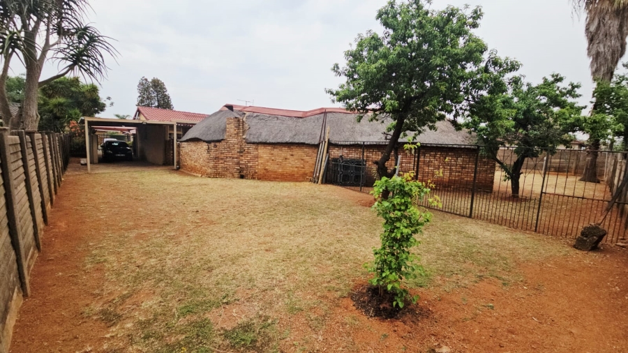 4 Bedroom Property for Sale in Heuweloord Gauteng