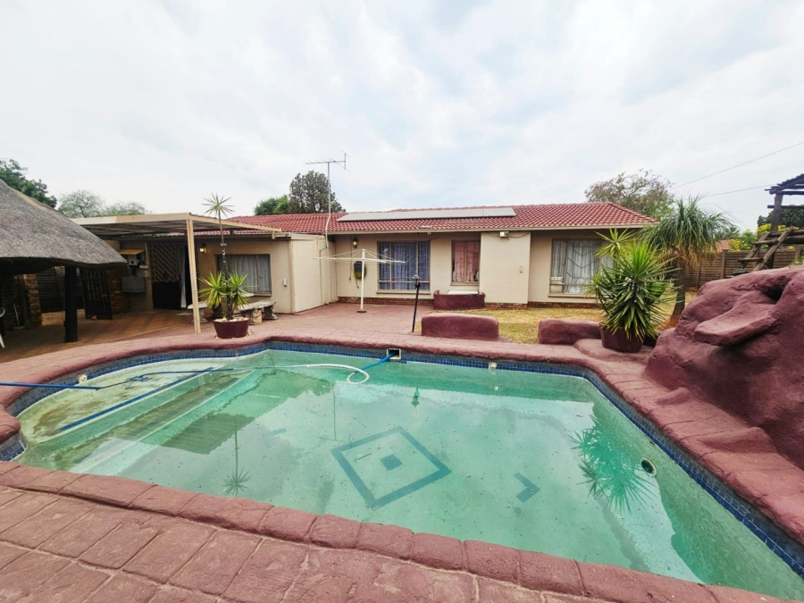 4 Bedroom Property for Sale in Heuweloord Gauteng