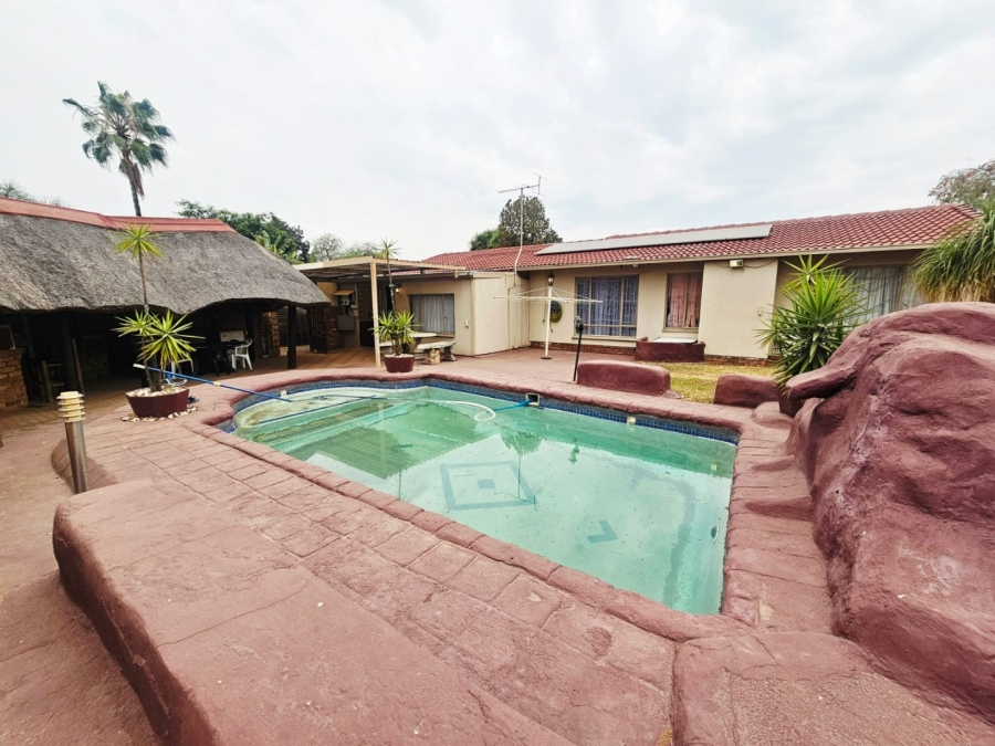 4 Bedroom Property for Sale in Heuweloord Gauteng