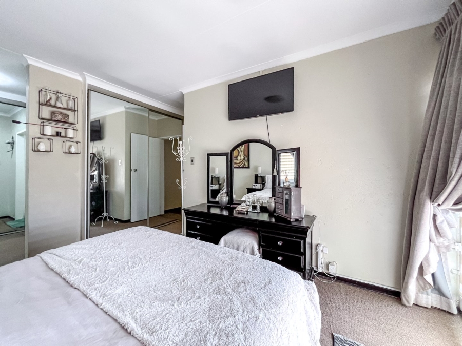 3 Bedroom Property for Sale in Mondeor Gauteng