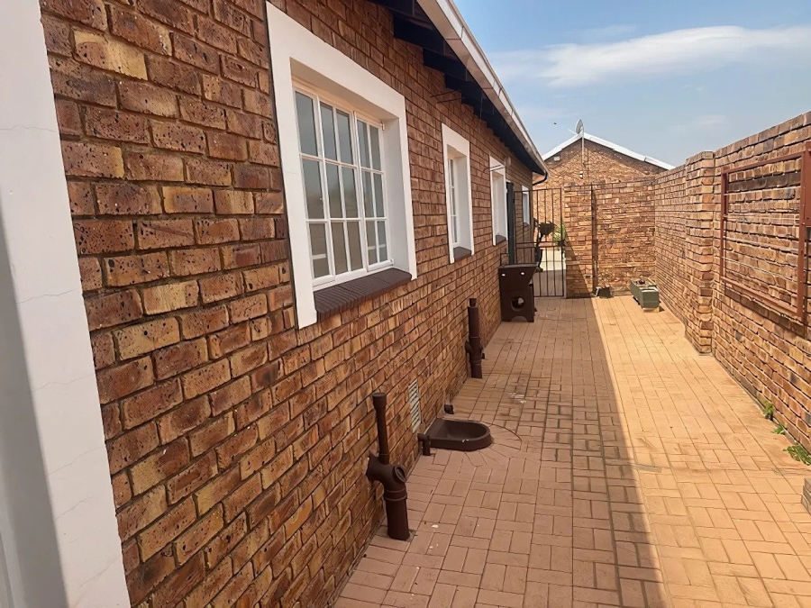 2 Bedroom Property for Sale in Wilro Park Gauteng