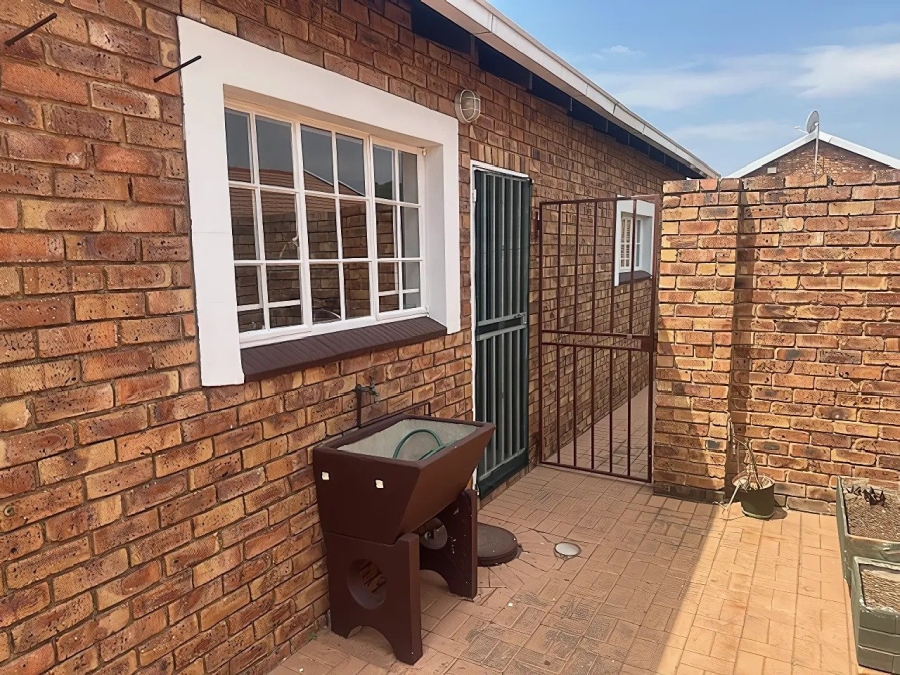 2 Bedroom Property for Sale in Wilro Park Gauteng