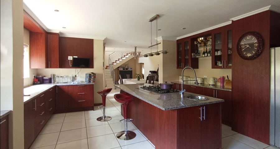 5 Bedroom Property for Sale in Rooihuiskraal Gauteng