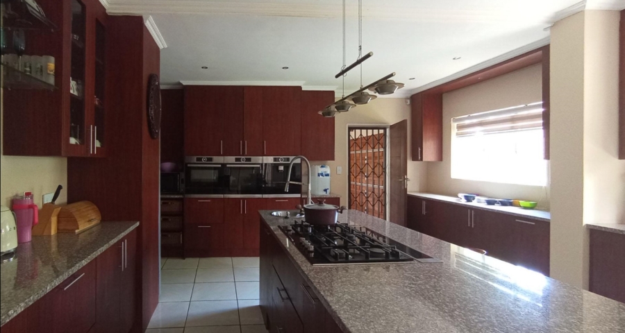 5 Bedroom Property for Sale in Rooihuiskraal Gauteng