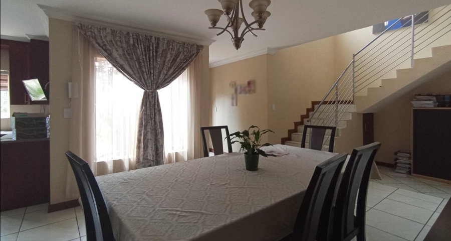 5 Bedroom Property for Sale in Rooihuiskraal Gauteng