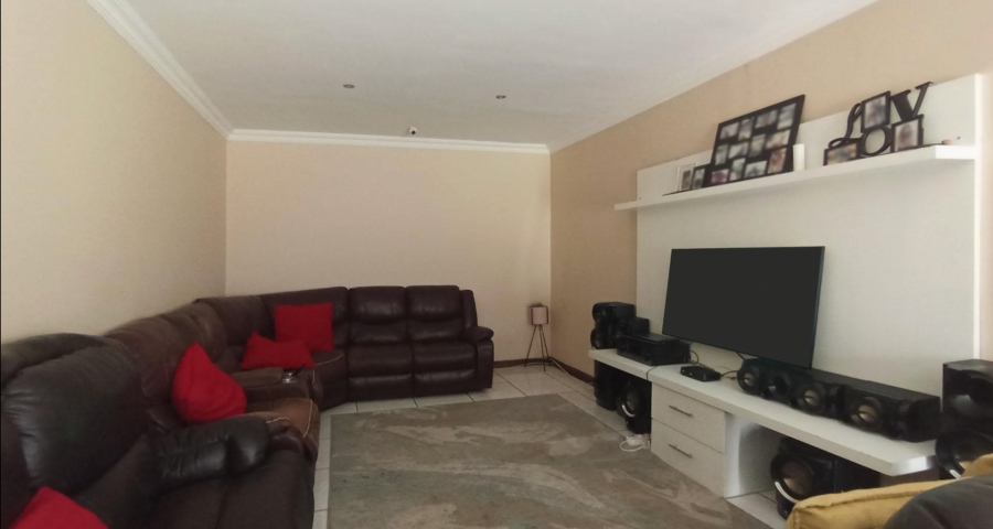 5 Bedroom Property for Sale in Rooihuiskraal Gauteng