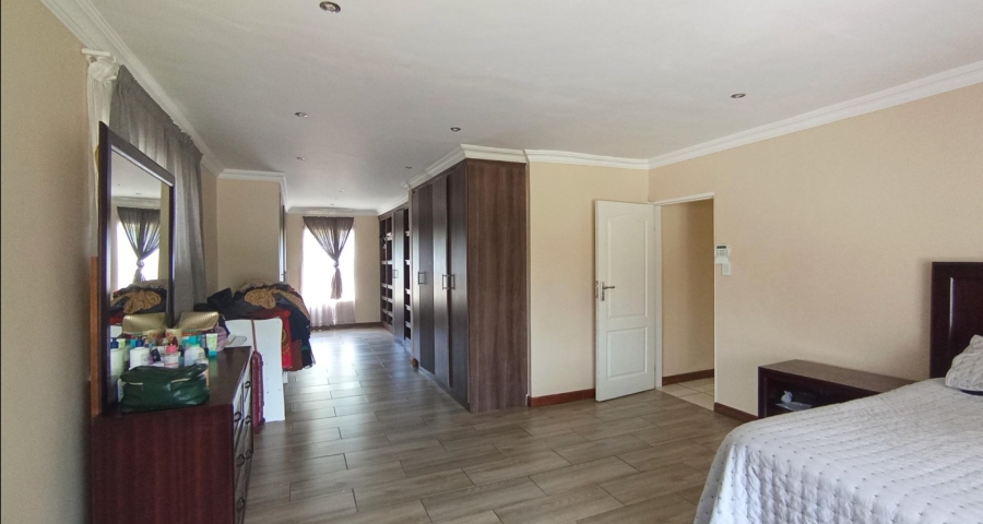 5 Bedroom Property for Sale in Rooihuiskraal Gauteng