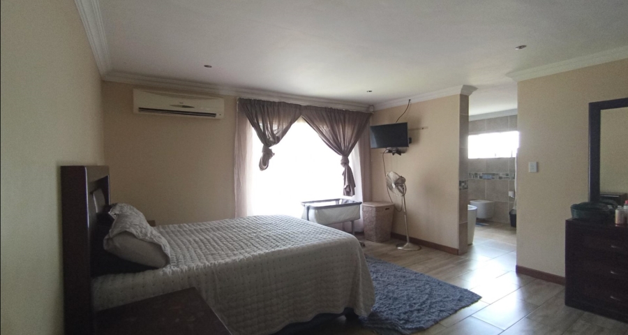 5 Bedroom Property for Sale in Rooihuiskraal Gauteng