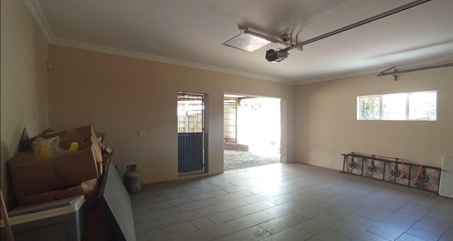 5 Bedroom Property for Sale in Rooihuiskraal Gauteng