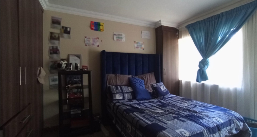 5 Bedroom Property for Sale in Rooihuiskraal Gauteng