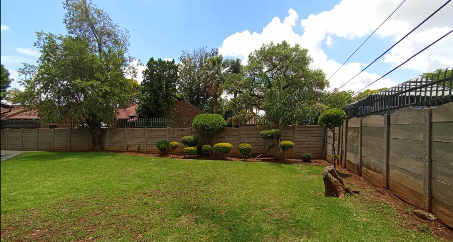 5 Bedroom Property for Sale in Rooihuiskraal Gauteng