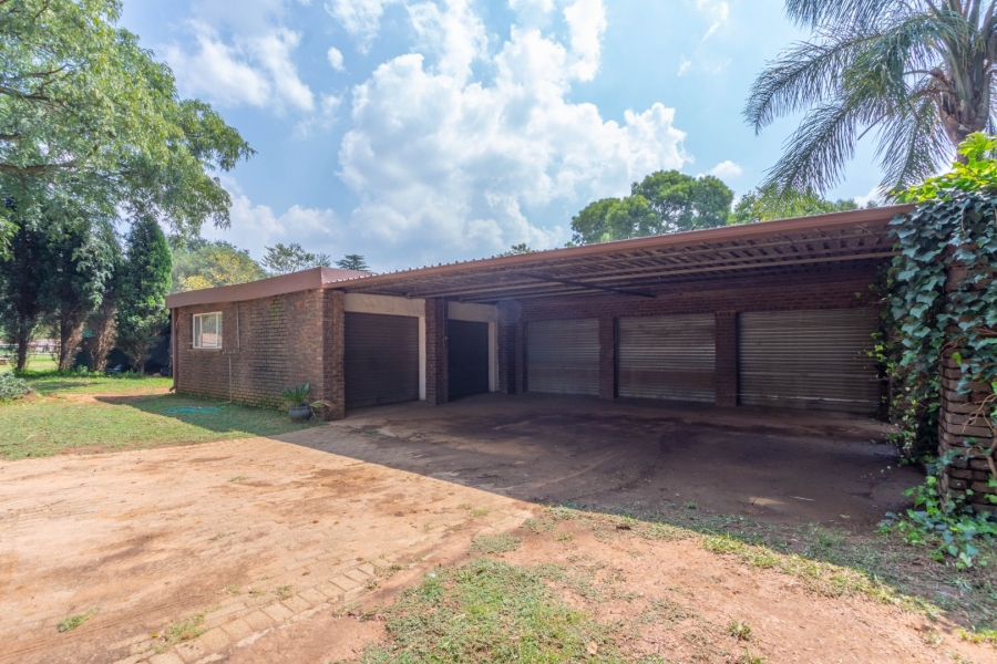 6 Bedroom Property for Sale in Bredell Gauteng