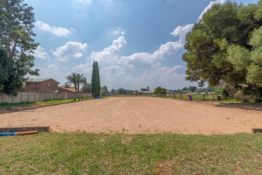 6 Bedroom Property for Sale in Bredell Gauteng