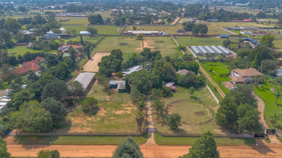 6 Bedroom Property for Sale in Bredell Gauteng