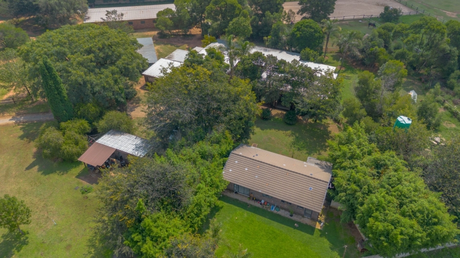 6 Bedroom Property for Sale in Bredell Gauteng
