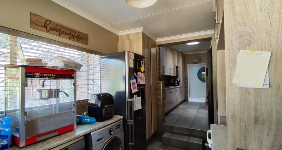 5 Bedroom Property for Sale in Weltevreden Park Gauteng