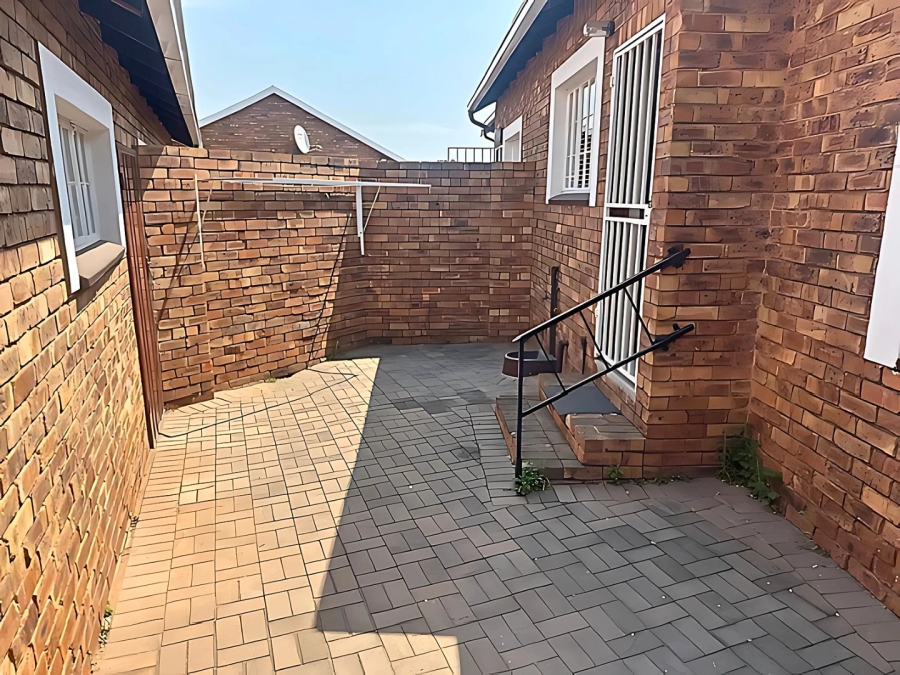 2 Bedroom Property for Sale in Wilro Park Gauteng