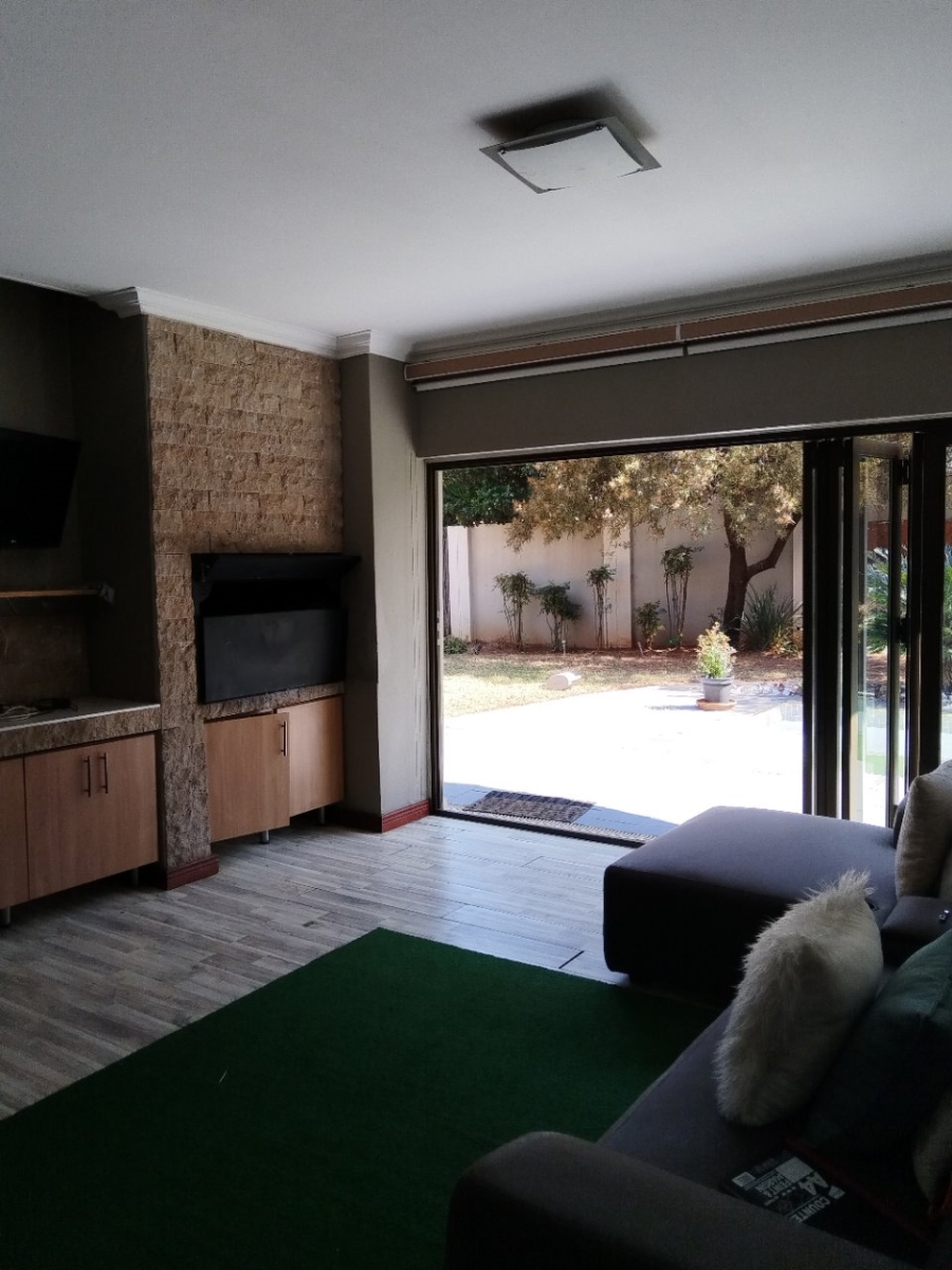 4 Bedroom Property for Sale in Faerie Glen Gauteng