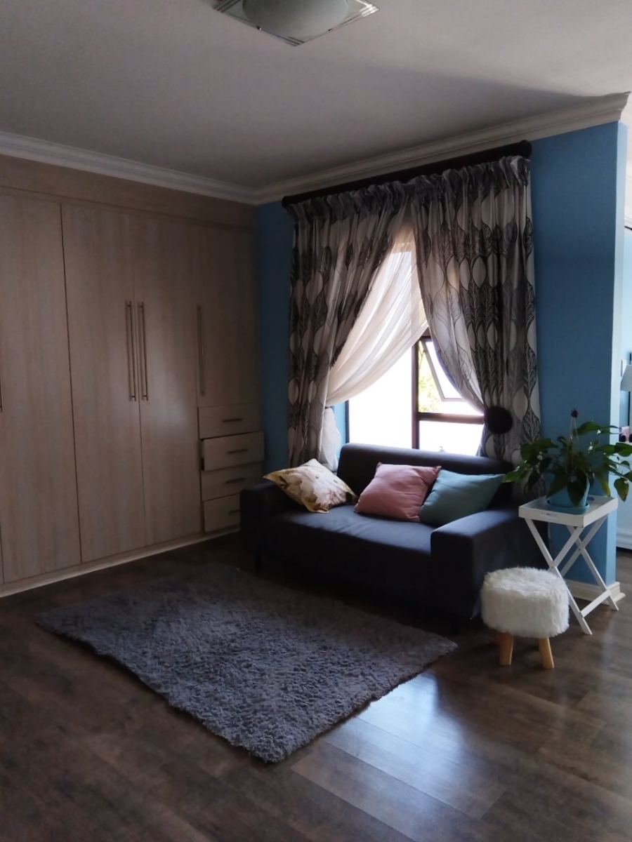 4 Bedroom Property for Sale in Faerie Glen Gauteng