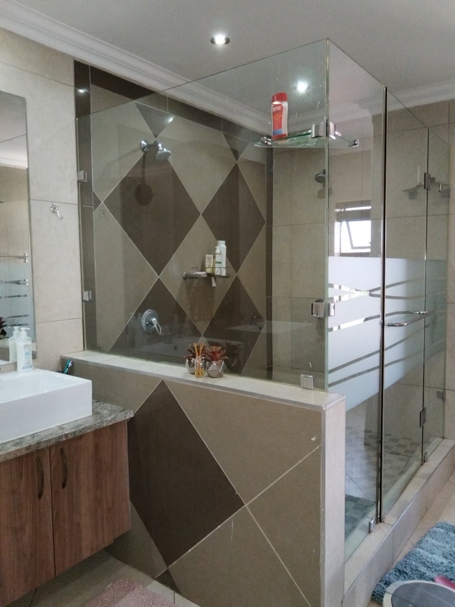 4 Bedroom Property for Sale in Faerie Glen Gauteng
