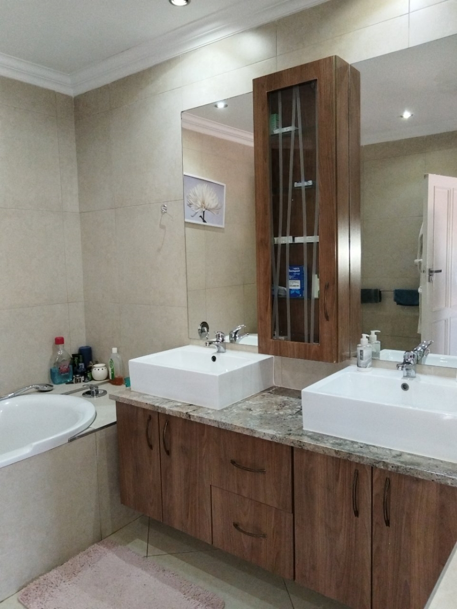 4 Bedroom Property for Sale in Faerie Glen Gauteng