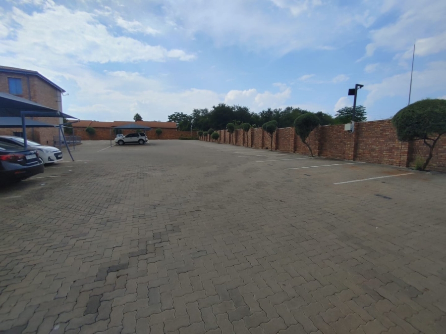 2 Bedroom Property for Sale in Rooihuiskraal North Gauteng