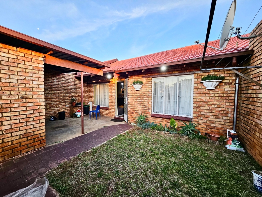 To Let 2 Bedroom Property for Rent in Birchleigh Gauteng