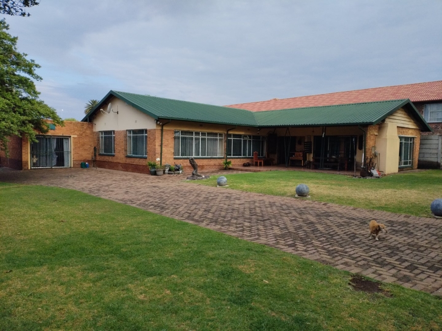 4 Bedroom Property for Sale in Strubenvale Gauteng