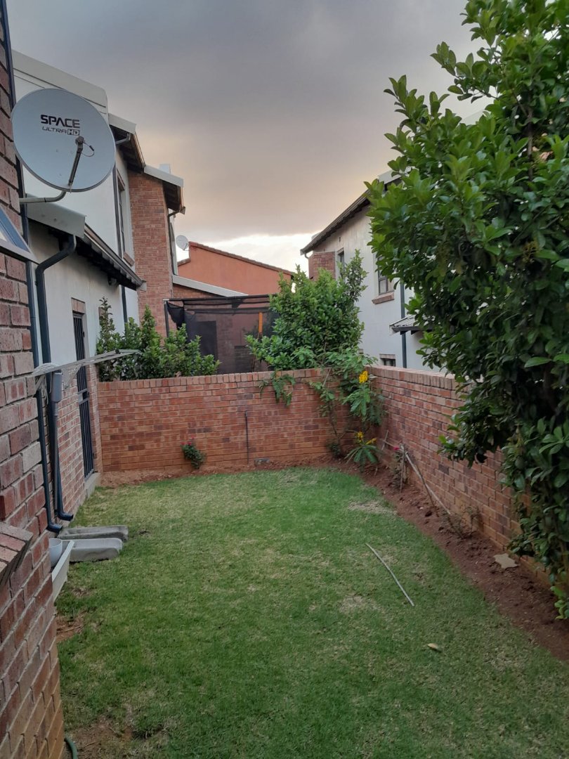 To Let 3 Bedroom Property for Rent in Bromhof Gauteng