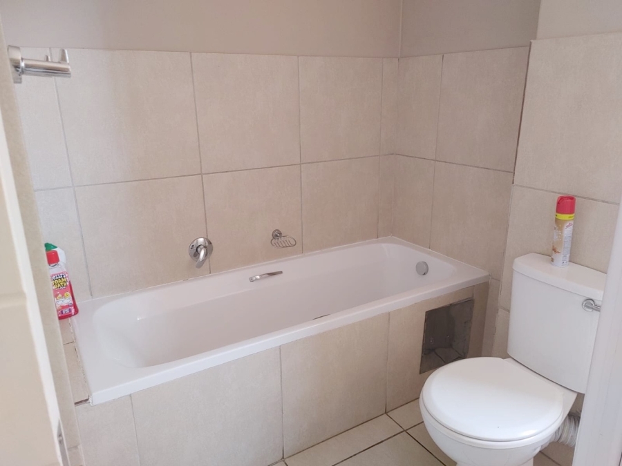 2 Bedroom Property for Sale in Die Hoewes Gauteng