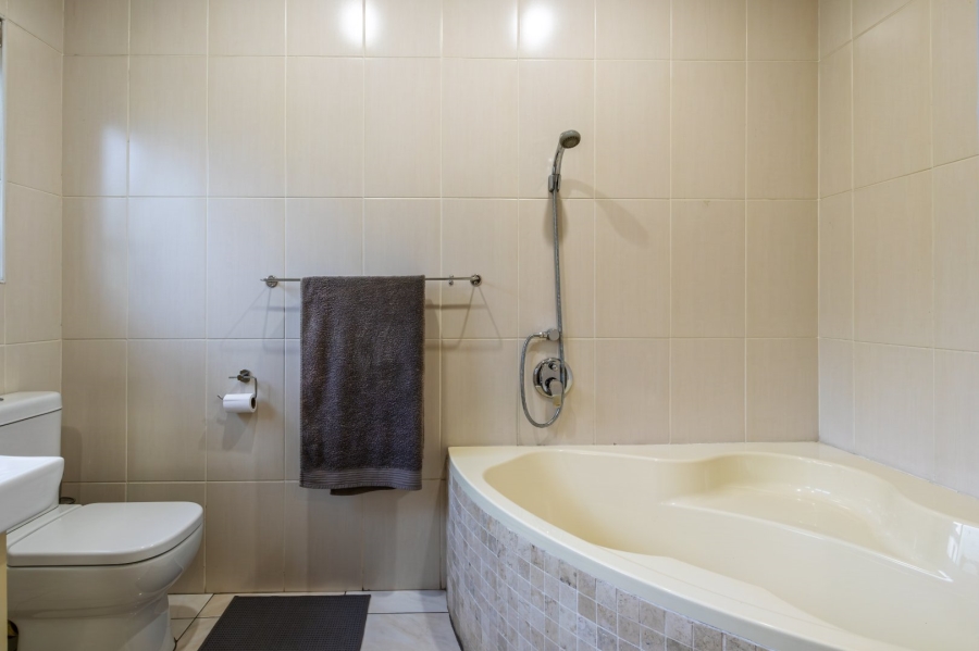 3 Bedroom Property for Sale in Lakeside Village Gauteng