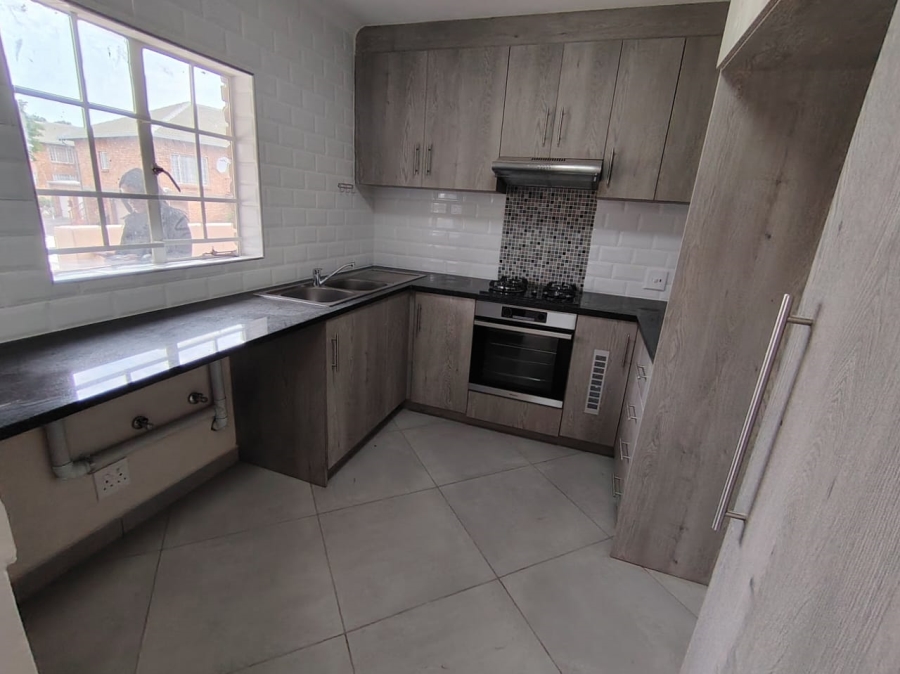 2 Bedroom Property for Sale in Rooihuiskraal North Gauteng
