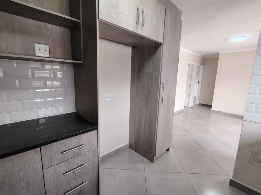 2 Bedroom Property for Sale in Rooihuiskraal North Gauteng