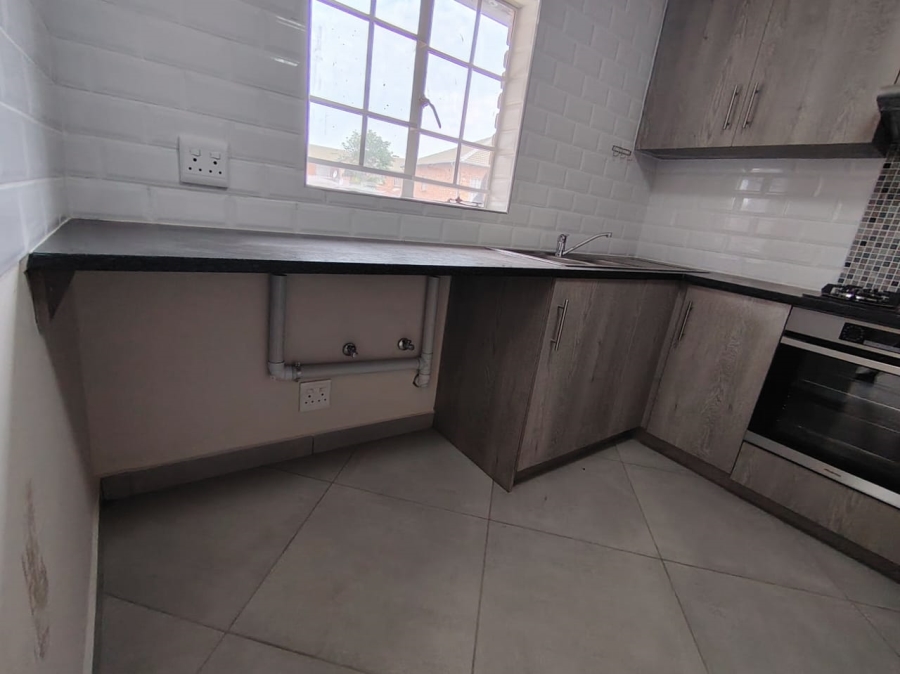 2 Bedroom Property for Sale in Rooihuiskraal North Gauteng