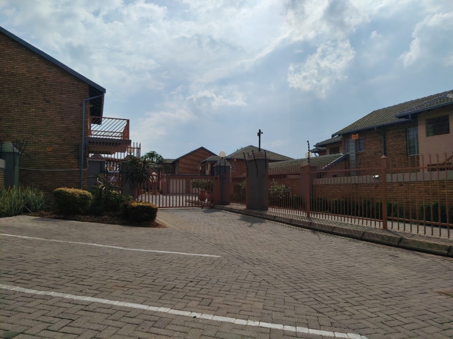 2 Bedroom Property for Sale in Rooihuiskraal North Gauteng