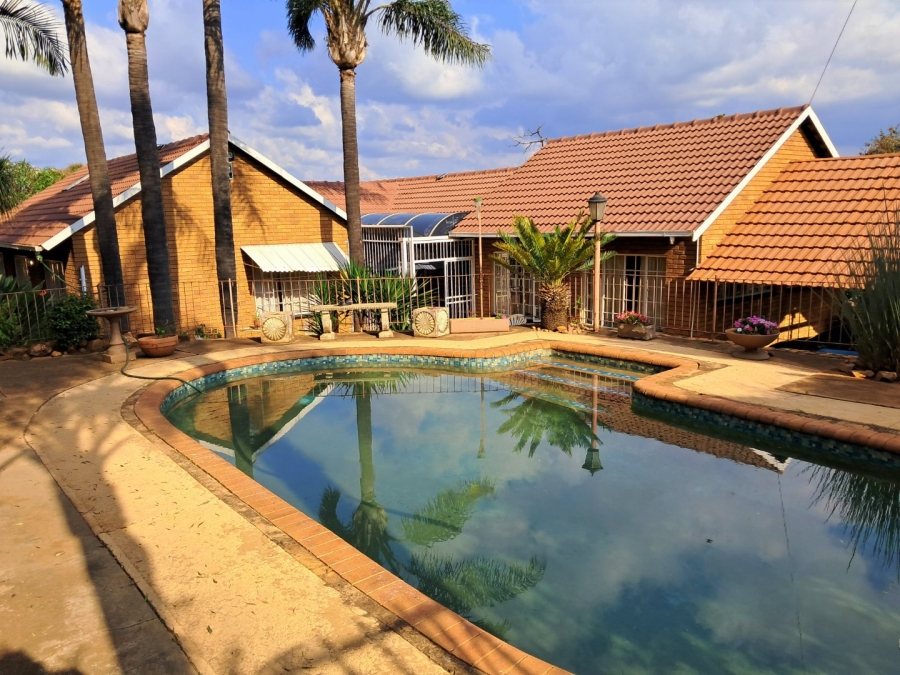 5 Bedroom Property for Sale in Mountain View Gauteng