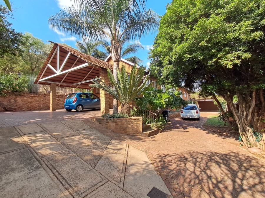 5 Bedroom Property for Sale in Mountain View Gauteng