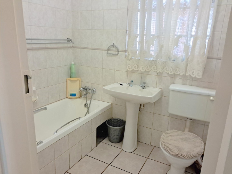 5 Bedroom Property for Sale in Mountain View Gauteng