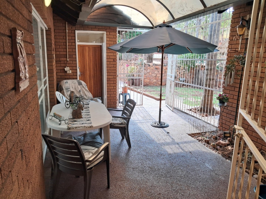 5 Bedroom Property for Sale in Mountain View Gauteng