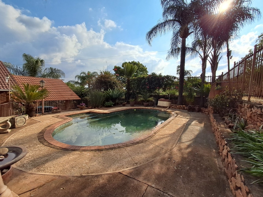 5 Bedroom Property for Sale in Mountain View Gauteng