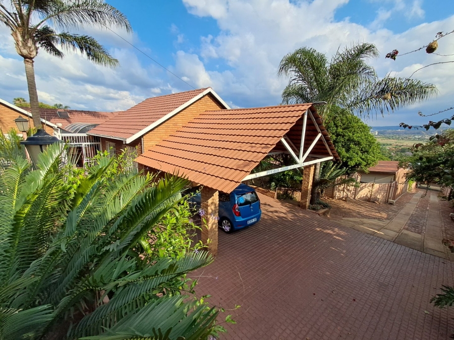 5 Bedroom Property for Sale in Mountain View Gauteng