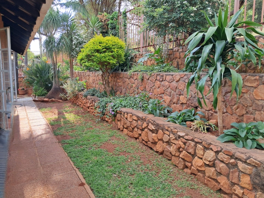 5 Bedroom Property for Sale in Mountain View Gauteng