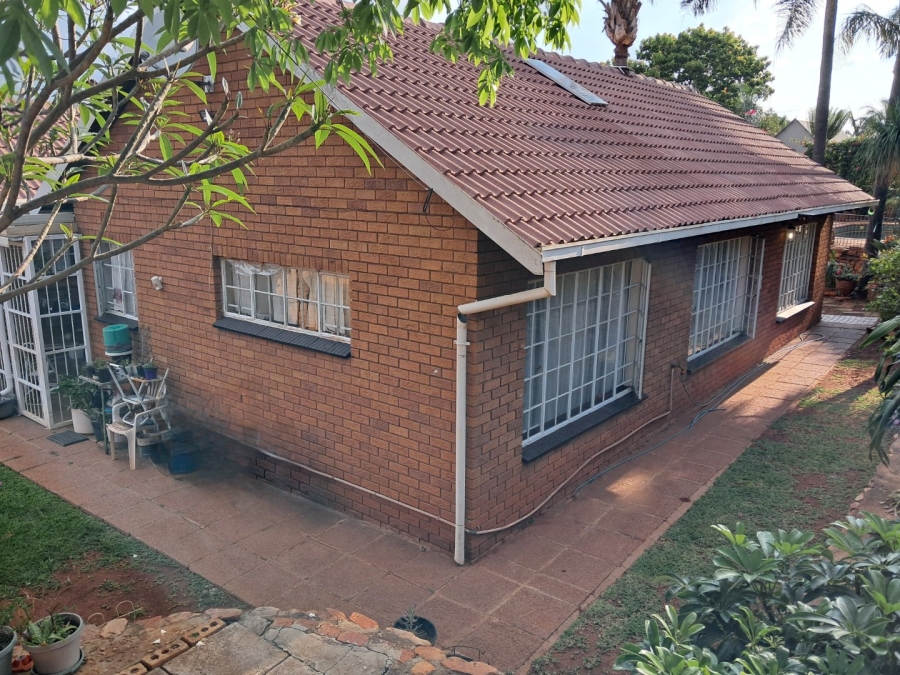 5 Bedroom Property for Sale in Mountain View Gauteng
