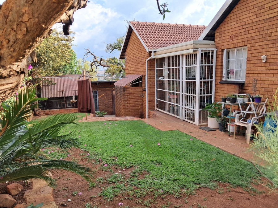 5 Bedroom Property for Sale in Mountain View Gauteng