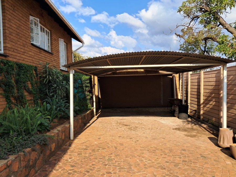 5 Bedroom Property for Sale in Mountain View Gauteng