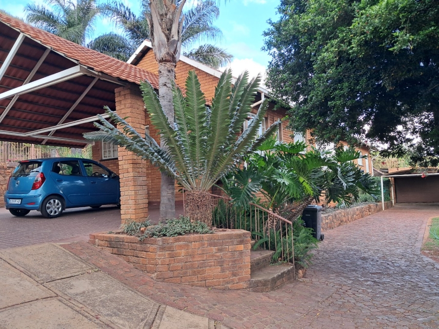 5 Bedroom Property for Sale in Mountain View Gauteng